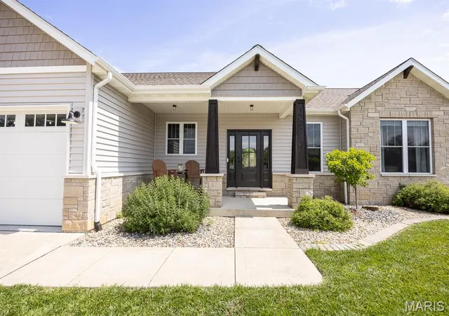 Photo 2 of Sale Pending at 1522 Sagaponak Ln, Troy, IL 62294 | MLS# MIS26039058 | Listing updated on 2026-08-03