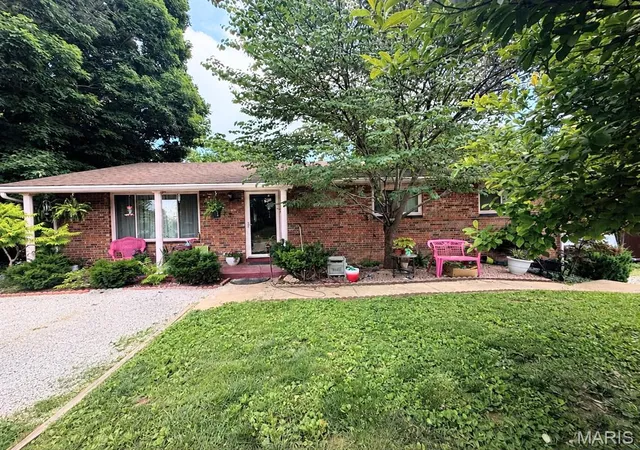 Homes for sale in Fairview Heights, IL | 334 Pleasant Ridge Rd, Fairview Heights, IL 62208 | MLS# MIS26039070