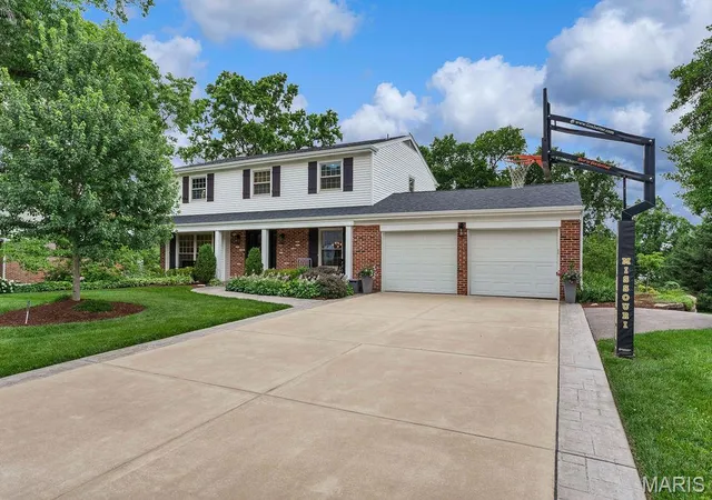 Photo 2 of Single family home for sale at 1714 Greening Ln, Saint Louis, MO 63122 | MLS# MIS26039092 | Listing updated on 2026-10-05