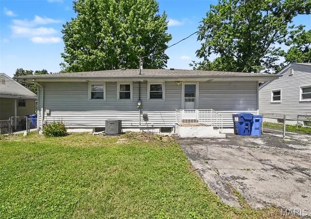 15th image of 570 Saint Christina Ln, Florissant, MO 63031 | MLS# MIS26039106