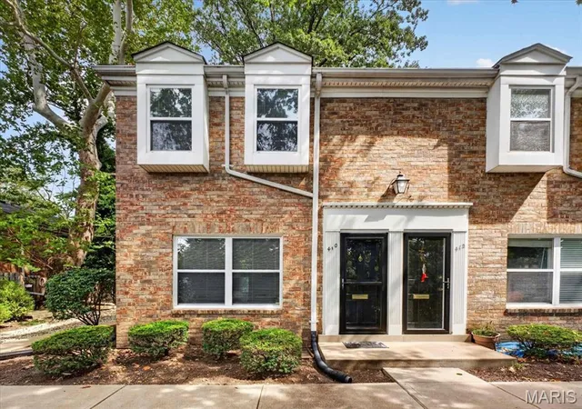 Townhouse for sale at 410 S Geyer Rd, Saint Louis, MO 63122 | MLS# MIS26039110