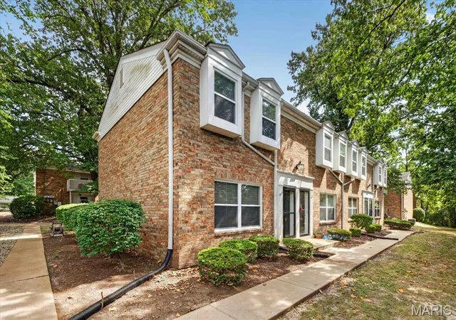 Photo 1 of Townhouse for sale at 410 S Geyer Rd, Saint Louis, MO 63122 | MLS# MIS26039110 | Listing updated on 2026-09-21