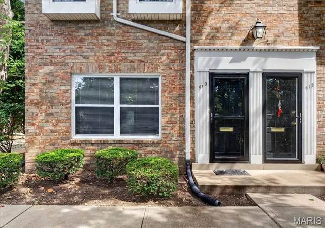 Photo 2 of Townhouse for sale at 410 S Geyer Rd, Saint Louis, MO 63122 | MLS# MIS26039110 | Listing updated on 2026-09-21