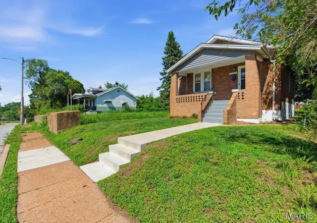 Photo 2 of Single family home for sale at 4117 Ravenwood Ave, Saint Louis, MO 63121 | MLS# MIS26039116 | Listing updated on 2026-06-19