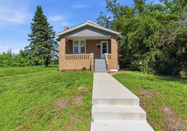 Photo 3 of Single family home for sale at 4117 Ravenwood Ave, Saint Louis, MO 63121 | MLS# MIS26039116 | Listing updated on 2026-06-19