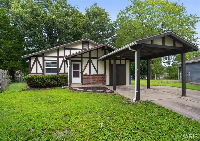 Photo 1 of Single family home for sale at 2423 Soundview Ct, Florissant, MO 63031 | MLS# MIS26039122 | Listing updated on 2026-10-01