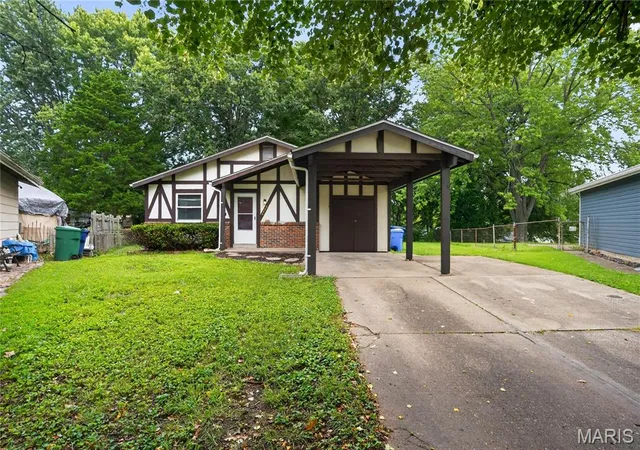 Photo 2 of Single family home for sale at 2423 Soundview Ct, Florissant, MO 63031 | MLS# MIS26039122 | Listing updated on 2026-10-01