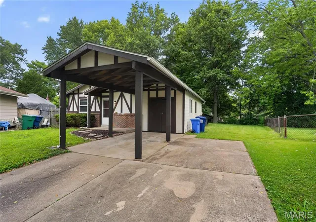Photo 3 of Single family home for sale at 2423 Soundview Ct, Florissant, MO 63031 | MLS# MIS26039122 | Listing updated on 2026-10-01