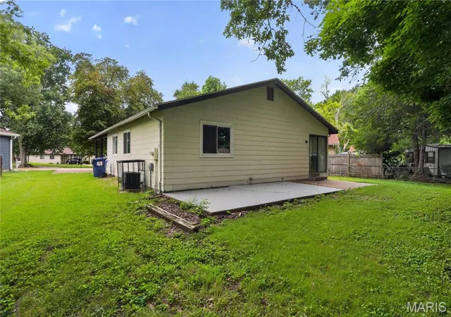 Photo 3 of Single family home for sale at 2423 Soundview Ct, Florissant, MO 63031 | MLS# MIS26039122 | Listing updated on 2026-10-01
