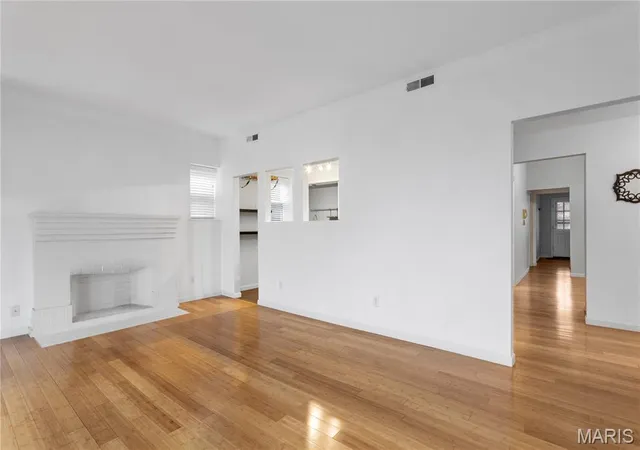 Photo 3 of Condo for sale at 5567 Pershing Ave #2W, St Louis, MO 63112 | MLS# MIS26039126 | Listing updated on 2026-08-29