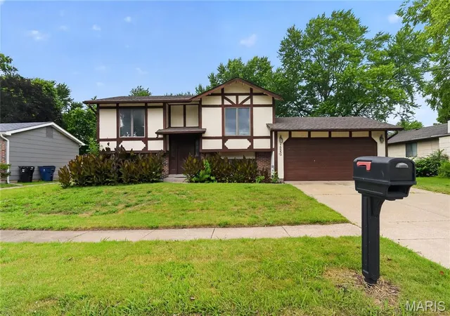 2nd image of 15553 95th Ave, Florissant, MO 63034 | MLS# MIS26039136
