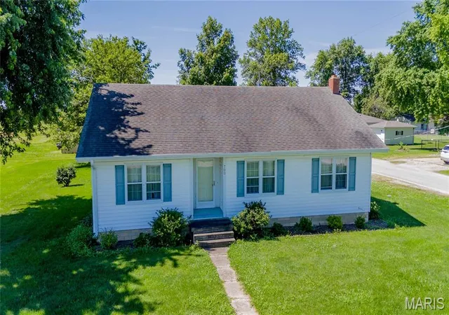1st image of 700 Gehle St, St Peter, IL 62880 | MLS# MIS26039139