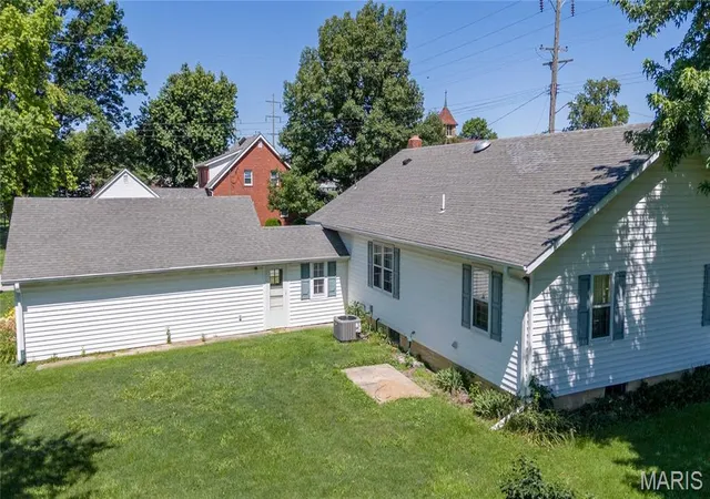 3rd image of 700 Gehle St, St Peter, IL 62880 | MLS# MIS26039139