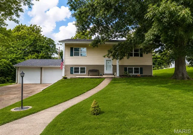 Homes for sale in Rolla, MO | 1303 Woodlawn Dr, Rolla, MO 65401 | MLS# MIS26039145