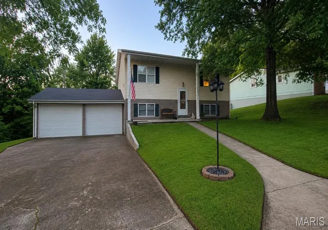 Homes for sale in Rolla, MO | 1303 Woodlawn Dr, Rolla, MO 65401 | MLS# MIS26039145
