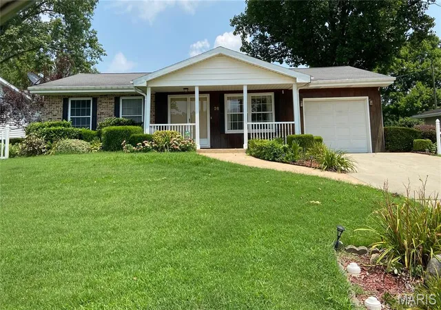 Homes for sale in Murphysboro, IL | 26 Westwood Ln, Murphysboro, IL 62966 | MLS# MIS26039194