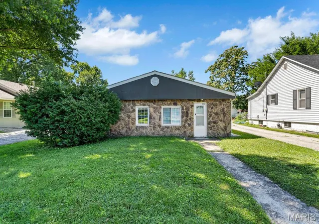Homes for sale in Granite City, IL | 556 Margaret Ave, Granite City, IL 62040 | MLS# MIS26039199