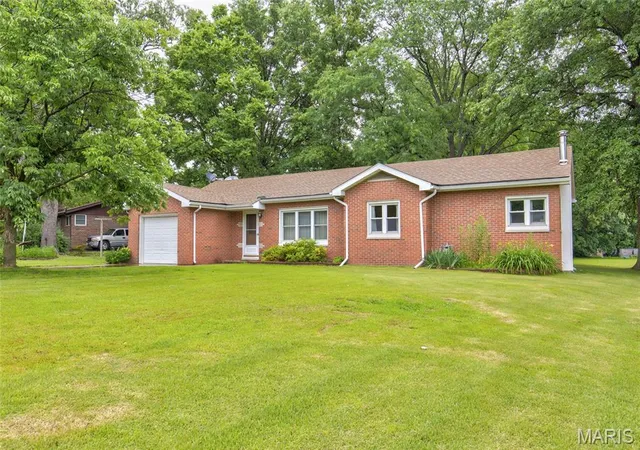 Homes for sale in Godfrey, IL | 5673 Humbert Rd, Godfrey, IL 62035 | MLS# MIS26039203