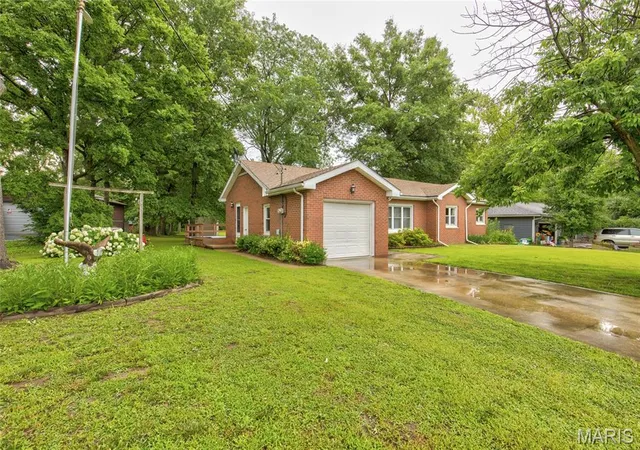 Homes for sale in Godfrey, IL | 5673 Humbert Rd, Godfrey, IL 62035 | MLS# MIS26039203