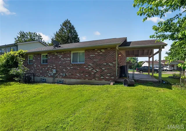 3rd image of 2371 Farflung Dr, Florissant, MO 63031 | MLS# MIS26039208