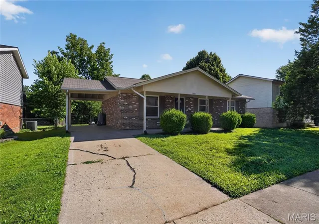 5th image of 2371 Farflung Dr, Florissant, MO 63031 | MLS# MIS26039208