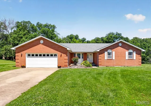 Homes for sale in Waterloo, IL | 813 E Haven Dr, Waterloo, IL 62298 | MLS# MIS26039220