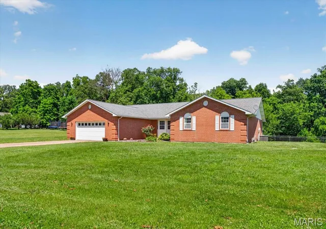Homes for sale in Waterloo, IL | 813 E Haven Dr, Waterloo, IL 62298 | MLS# MIS26039220