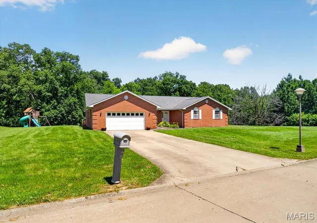 Homes for sale in Waterloo, IL | 813 E Haven Dr, Waterloo, IL 62298 | MLS# MIS26039220