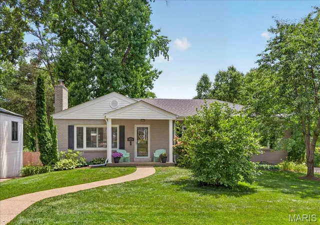 Homes for sale in Clayton, MO | 8124 Halifax Dr, Clayton, MO 63105 | MLS# MIS26039240