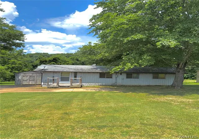 Homes for sale in De Soto, MO | 13332 E Sunrise Lake Dr, De Soto, MO 63020 | MLS# MIS26039267
