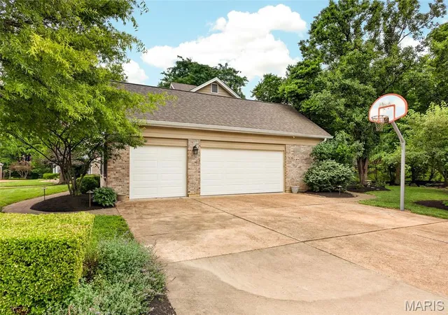5th image of 1350 Conway Oaks Dr, Chesterfield, MO 63017 | MLS# MIS26039272