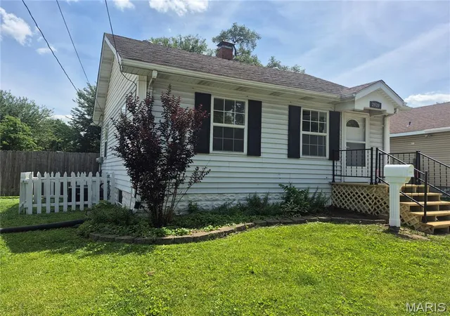 Homes for sale in Granite City, IL | 2920 Pershing Blvd, Granite City, IL 62040 | MLS# MIS26039279