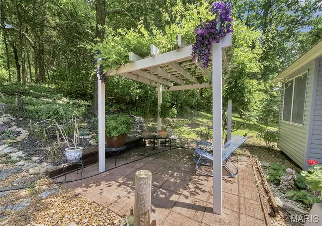 Photo 4 of Sale Pending at 21 Trails End, Eureka, MO 63025 | MLS# MIS26039296 | Listing updated on 2026-09-02