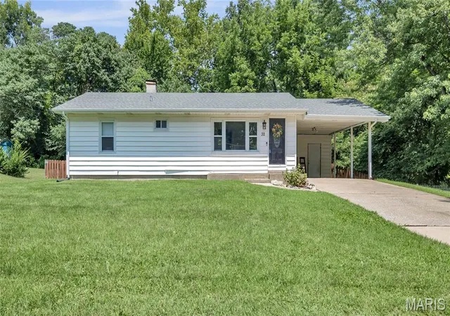 Photo 1 of Sale Pending at 32 Highland Dr, Saint Charles, MO 63303 | MLS# MIS26039299 | Listing updated on 2026-08-21