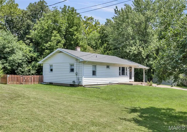 Photo 2 of Sale Pending at 32 Highland Dr, Saint Charles, MO 63303 | MLS# MIS26039299 | Listing updated on 2026-08-21