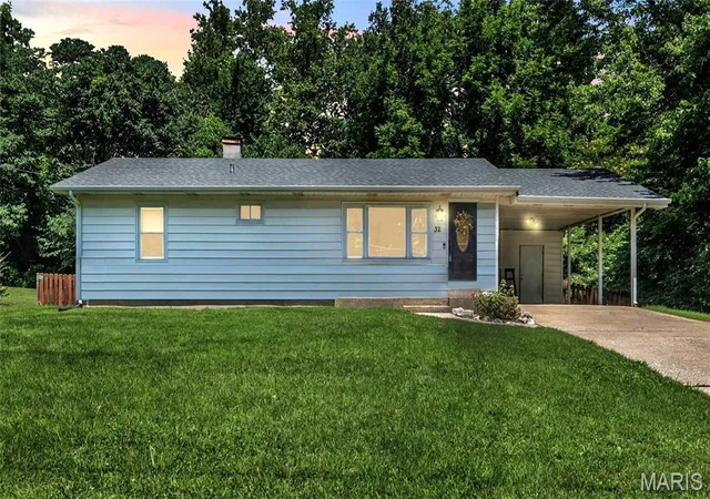 Photo 3 of Sale Pending at 32 Highland Dr, Saint Charles, MO 63303 | MLS# MIS26039299 | Listing updated on 2026-08-21