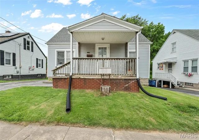 Photo 1 of Sale Pending at 806 Roedale Ave, Alton, IL 62002 | MLS# MIS26039311 | Listing updated on 2026-08-13