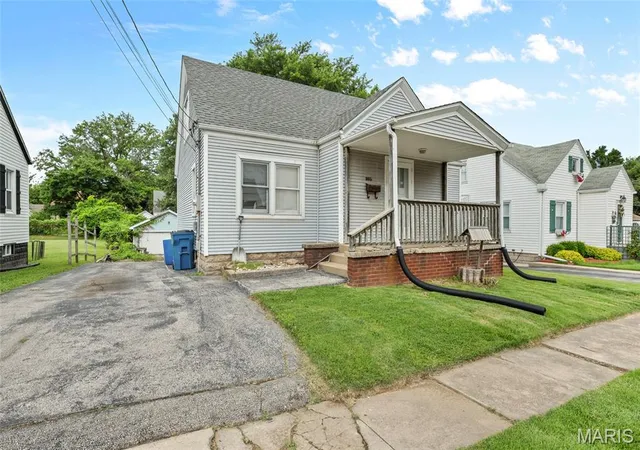 Photo 2 of Sale Pending at 806 Roedale Ave, Alton, IL 62002 | MLS# MIS26039311 | Listing updated on 2026-08-13