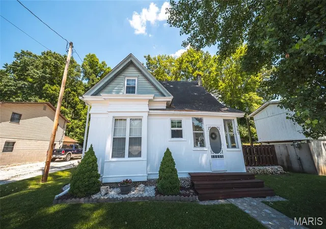 Homes for sale in Grafton, IL | 107 N Market St, Grafton, IL 62037 | MLS# MIS26039330