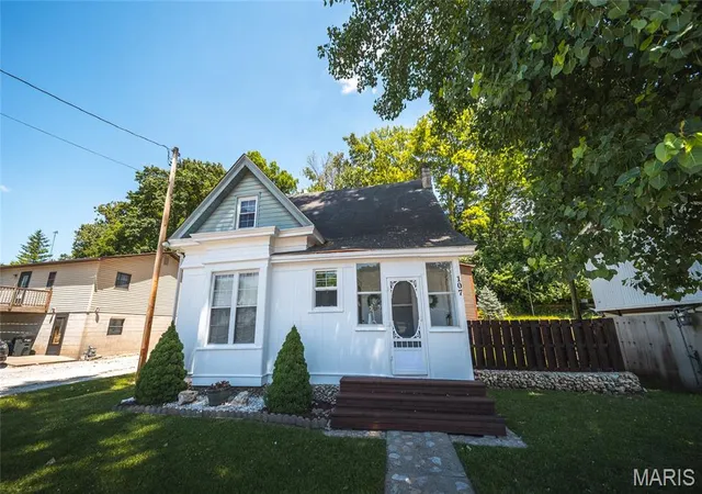 Homes for sale in Grafton, IL | 107 N Market St, Grafton, IL 62037 | MLS# MIS26039330