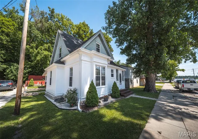 Homes for sale in Grafton, IL | 107 N Market St, Grafton, IL 62037 | MLS# MIS26039330
