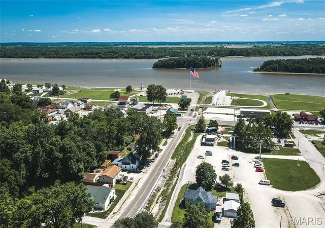 Homes for sale in Grafton, IL | 107 N Market St, Grafton, IL 62037 | MLS# MIS26039330
