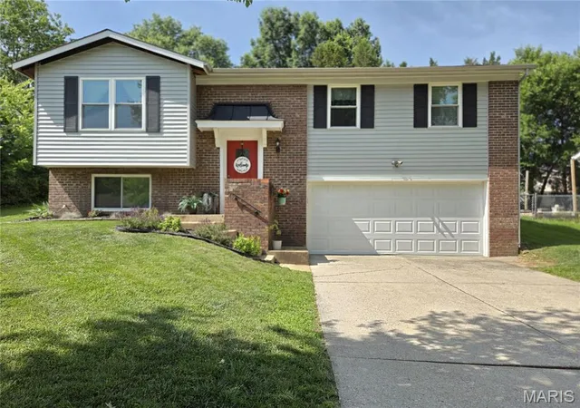 Homes for sale in Fenton, MO | 1382 Premio Dr, Fenton, MO 63026 | MLS# MIS26039392