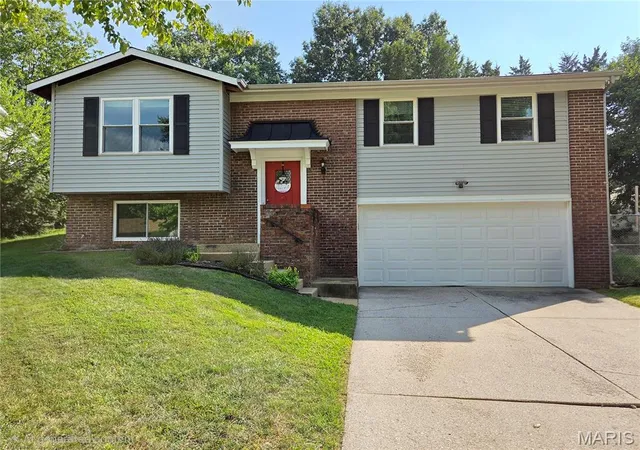 Photo 1 of Single family home for sale at 1382 Premio Dr, Fenton, MO 63026 | MLS# MIS26039392 | Listing updated on 2026-09-04