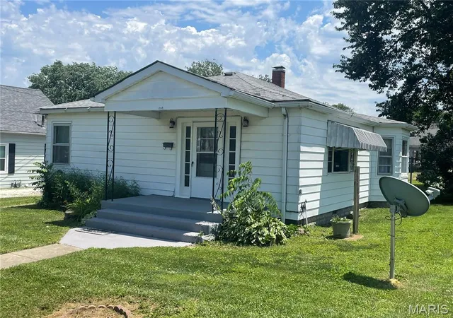 Homes for sale in Jerseyville, IL | 208 E Exchange St, Jerseyville, IL 62052 | MLS# MIS26039406