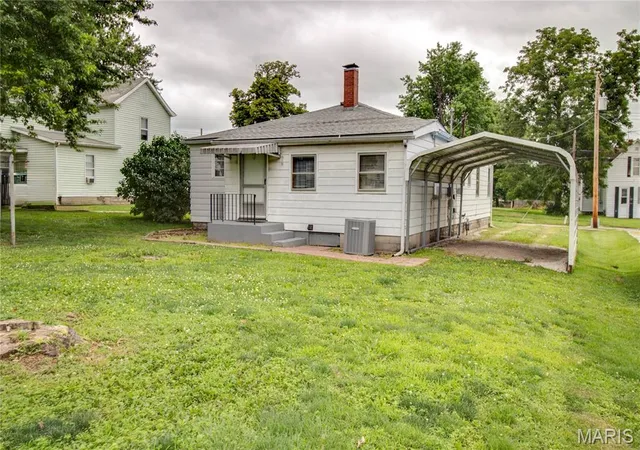 Homes for sale in Jerseyville, IL | 208 E Exchange St, Jerseyville, IL 62052 | MLS# MIS26039406