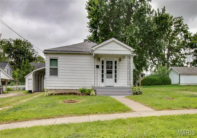 Homes for sale in Jerseyville, IL | 208 E Exchange St, Jerseyville, IL 62052 | MLS# MIS26039406