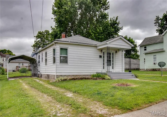 Homes for sale in Jerseyville, IL | 208 E Exchange St, Jerseyville, IL 62052 | MLS# MIS26039406