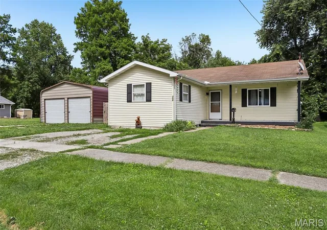 Homes for sale in Litchfield, IL | 706 N Locust St, Litchfield, IL 62056 | MLS# MIS26039411