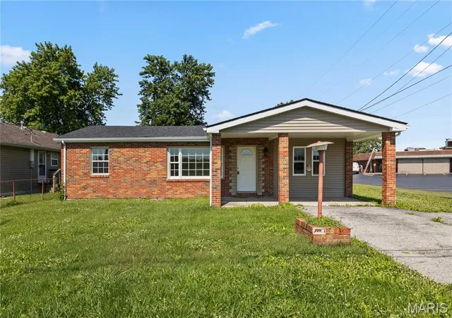 Homes for sale in Granite City, IL | 4219 Old Alton Rd, Granite City, IL 62040 | MLS# MIS26039412